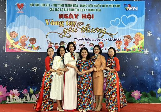 Chị Vy Linh (thứ 2, từ trái sang phải) - Chủ nhiệm Câu lạc bộ Gia đình trẻ tự kỷ Thanh Hóa chụp ảnh lưu niệm cùng thành viên câu lạc bộ. Ảnh: Quốc Toản.
