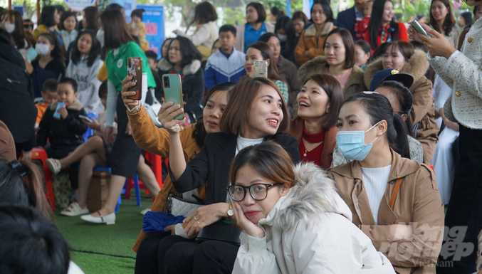 Sự kiện thu hút được nhiều phụ huynh, giáo viên tham gia. Ảnh: Quốc Toản.
