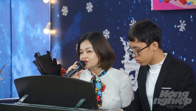 Bé Tường Minh thuở nào, giờ đã trở thành một thanh niên ưu tú. Cậu có đam mê chơi đàn Piano. Ảnh: Quốc Toản.