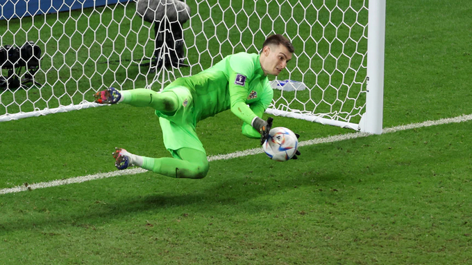 dominik-livakovic-060220_985.jpg Dominik Livakovic bay lượn trong khung gỗ giúp Croatia đánh bại Nhật Bản. Ảnh: Dailymail.
