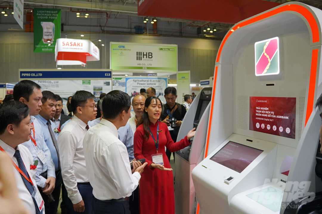 dsc09273-205659_109.jpg Ngân hàng Agribank giới thiệu với các đại biểu trải nghiệm dịch vụ trọn gói. Ảnh: Nguyễn Thủy.