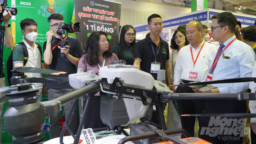 hinh-4-205923_233.jpg Doanh nghiệp giới thiệu máy bay hỗ trợ trong quá tình sản xuất nông nghiệp.