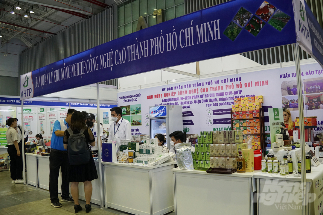 hinh-6-182154_709.jpg Gian hàng của Ban Quản lý Khu Nông nghiệp Công nghệ cao TP.HCM. Ảnh: Nguyễn Thủy.