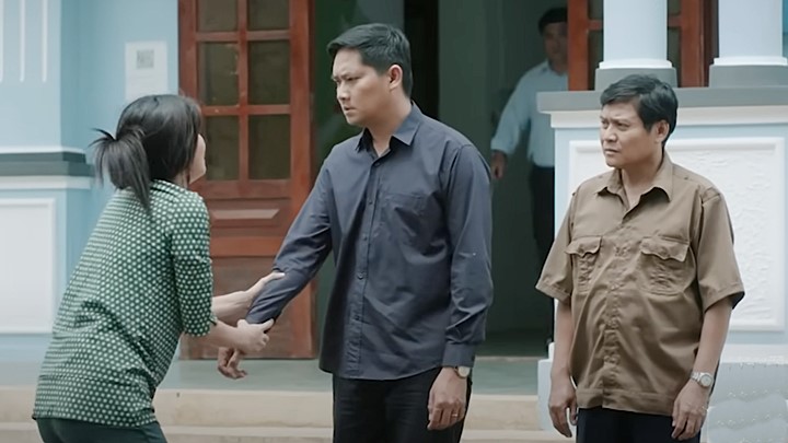 truc-tiep-me-rom-tap-23-tren-vtv1-hom-nay-8-12-144118_594.jpg Mẹ rơm tập 23: Không tìm thấy chồng, Xuân chạy lên Ủy ban van xin Hào tìm giúp. Ảnh chụp màn hình