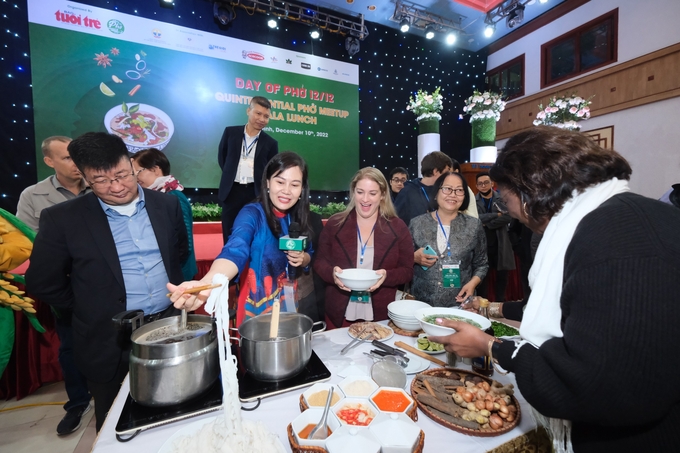 4036509e8f10564e0f01-190229_522.jpg Các nữ đại sứ, phu nhân đại sứ hào hứng tham gia vào quá trình làm phở.