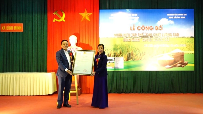 binh-minh-2-191116_25.jpg Ông Tạ Văn Tường-Phó Giám đốc Sở NN & PTNT Hà Nội trao Giấy chứng nhận nhãn hiệu tập thể 'Gạo chất lượng cao Bình Minh - Thanh Oai' cho HTX Nông nghiệp Bình Minh. Ảnh: Ánh Ngọc.