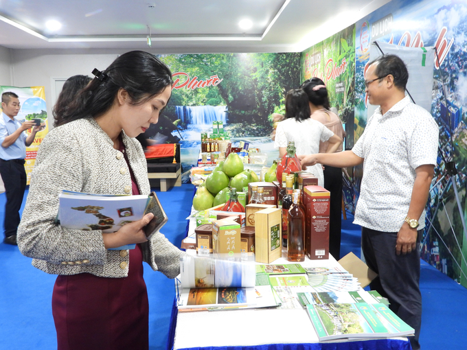 dscn9867-122306_787.jpg Người tiêu dùng quan tâm các sản phẩm OCOP của tỉnh Đồng Nai. Ảnh: Trần Trung.