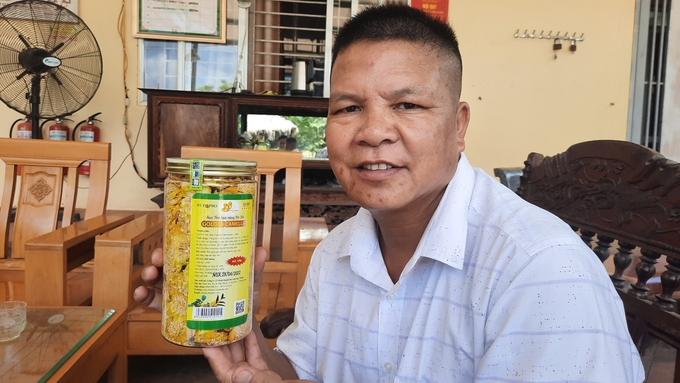 tra-hoa-vang-ba-che-huong-ra-bien-lon-153443_702.jpg Ông Nịnh Văn Trắng giới thiệu về sản phẩm trà hoa vàng. Ảnh: Nguyễn Thành.