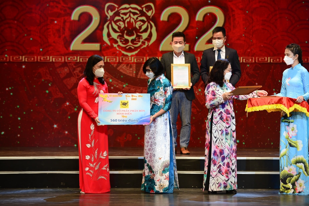 gay-quy-cham-lo-cho-4000-ho-hoi-vien-nong-dan-co-hoan-canh-kho-khan-164539_403.jpg Các doanh nghiệp đóng góp quỹ chăm lo cho hội viên nông dân tại Chương trình 'Tết nghĩa tình – Xuân Nhâm Dần 2022'.