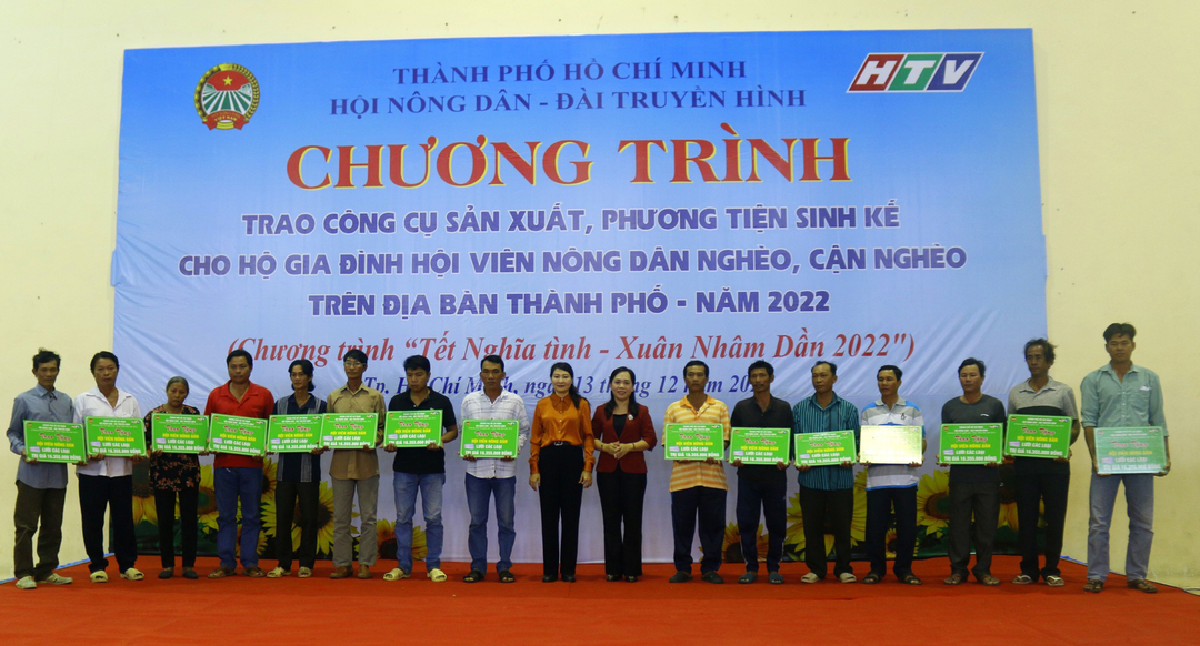 gay-quy-cham-lo-cho-4000-ho-hoi-vien-nong-dan-co-hoan-canh-kho-khan-165156_726.jpg Ngày 13/12, Hội Nông dân TP.HCM tổ chức trao 122 bộ công cụ, phương tiện, với số tiền hơn 1,9 tỷ đồng từ nguồn kinh phí trích từ nguồn vận động của chương trình 'Tết nghĩa tình - Xuân Nhâm Dần 2022' cho hộ gia đình hội viên nông dân nghèo, cận nghèo trên địa bàn huyện Cần Giờ.
