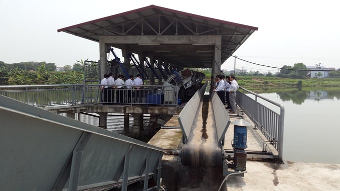 giai-phap-dam-bao-luu-thong-tai-cach-kenh-muong-thuy-loi-110008_711.jpg Máy vớt rác tại Trạm bơm Ngoại độ, Ứng Hòa, TP. Hà Nội.