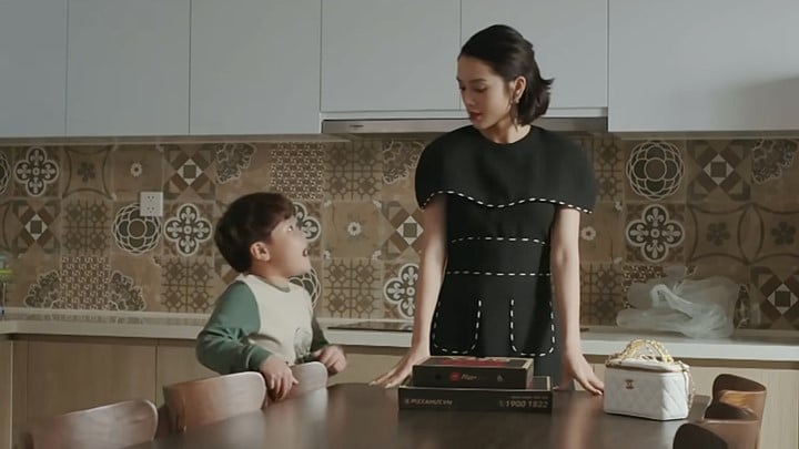 Đừng làm mẹ cáu tập 5: Bé Voi vui mừng kể với mẹ việc được bà nội quan tâm. Ảnh chụp màn hình