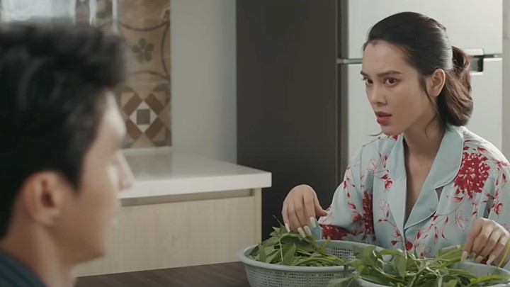 truc-tiep-dung-lam-me-cau-tap-6-tren-vtv3-hom-nay-16-12-153619_934.jpg Đừng làm mẹ cáu tập 6: Vy nghĩ Khôi có tình ý với Hạnh. Ảnh chụp màn hình
