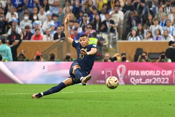 gettyimages_1450088304_594x594_1-014230_47.jpeg Kylian Mbappe giành danh hiệu Vua phá lưới World Cup 2022. Ảnh: Dailymail.