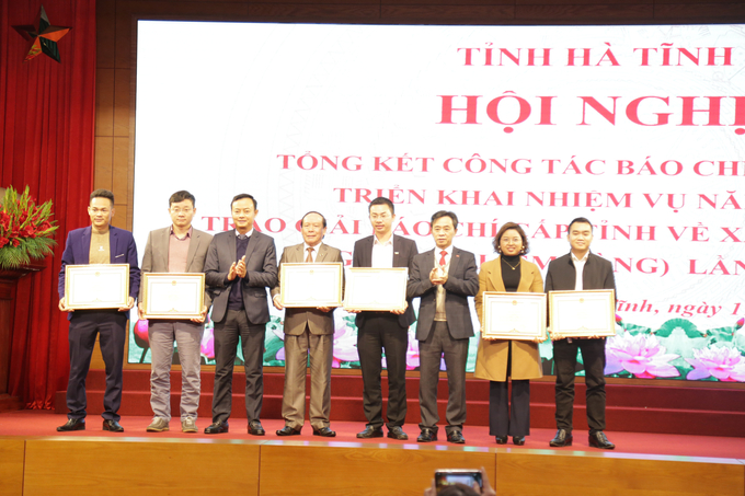 Phó Bí thư Thường trực Tỉnh ủy Hà Tĩnh Trần Thế Dũng và Trưởng ban Tuyên giáo Tỉnh ủy Hà Văn Hùng trao Bằng khen của UBND tỉnh cho 3 Văn phòng đại diện, 3 phóng viên thường trú, trong đó có Báo Nông nghiệp Việt Nam.