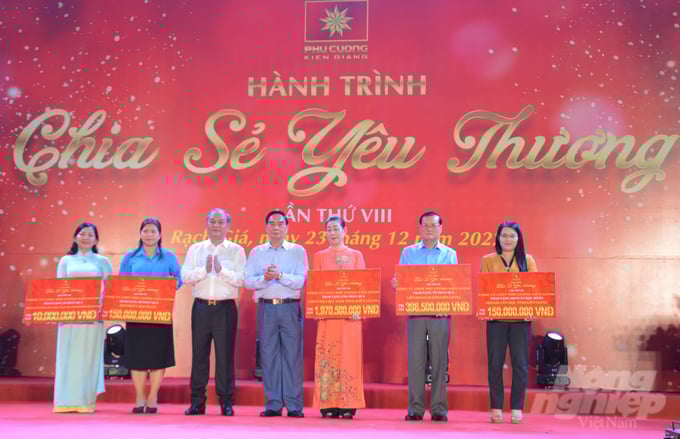 Đại tướng Lê Hồng Anh (đứng giữa), nguyên Thường trực Ban Bí thư và ông Nguyễn Việt Cường, Chủ tịch HĐQT Tập đoàn Phú Cường trao tài trợ chương trình an sinh xã hội cho đại diện các địa phương, đơn vị. Ảnh: Trung Chánh.