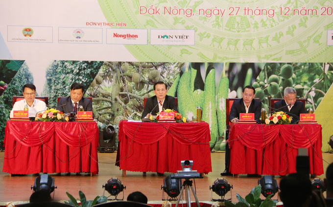 ubnd-tinh-dak-nong-lan-dau-to-chuc-doi-thoai-voi-nong-dan-htx-151609_847.jpg Chủ tịch UBND tỉnh Đắk Nông Hồ Văn Mười (giữa) lần đầu tiên đối thoại với nông dân, HTX. Ảnh: Quang Yên.