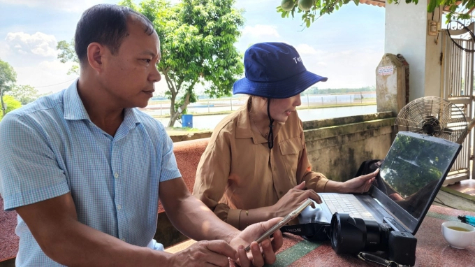 ong-dao-duy-thao-chu-3-ao-ca-rong-15ha-o-xa-binh-dinh-huyen-yen-lac-dang-cai-dat-phan-mem-farmext-dieu-khien-cac-thiet-bi-ngoai-vi-nhu-quat-nuoc-de-tao-oxy-may-bom-nuoc-may-cho-an-tu-dong-anh-van-viet-172726_890.jpg Ông Đào Duy Thảo, chủ 3 ao cá rộng 1,5ha ở xã Bình Định, huyện Yên Lạc đang cài đặt phần mềm Farmext điều khiến các thiết bị ngoại vi như quạt nước để tạo oxy, máy bơm nước, máy cho ăn tự động... Ảnh: Văn Việt.