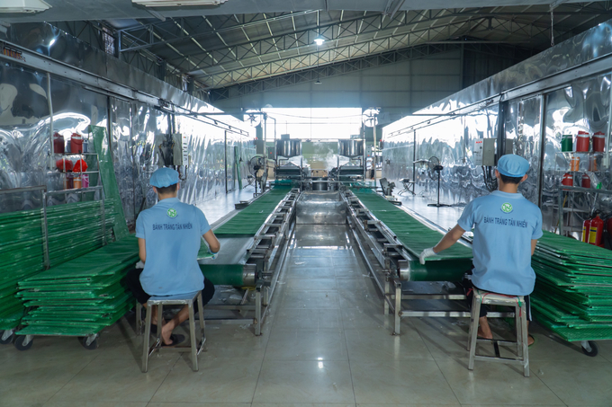 Bằng công nghệ sản xuất hiện đại, khép kín từ khâu nấu bột, tráng bánh đến sấy bánh bằng lò hồng ngoại, bánh tráng siêu mỏng Tân Nhiên đạt kết quả tối ưu nhất. Ảnh: Trần Trung.