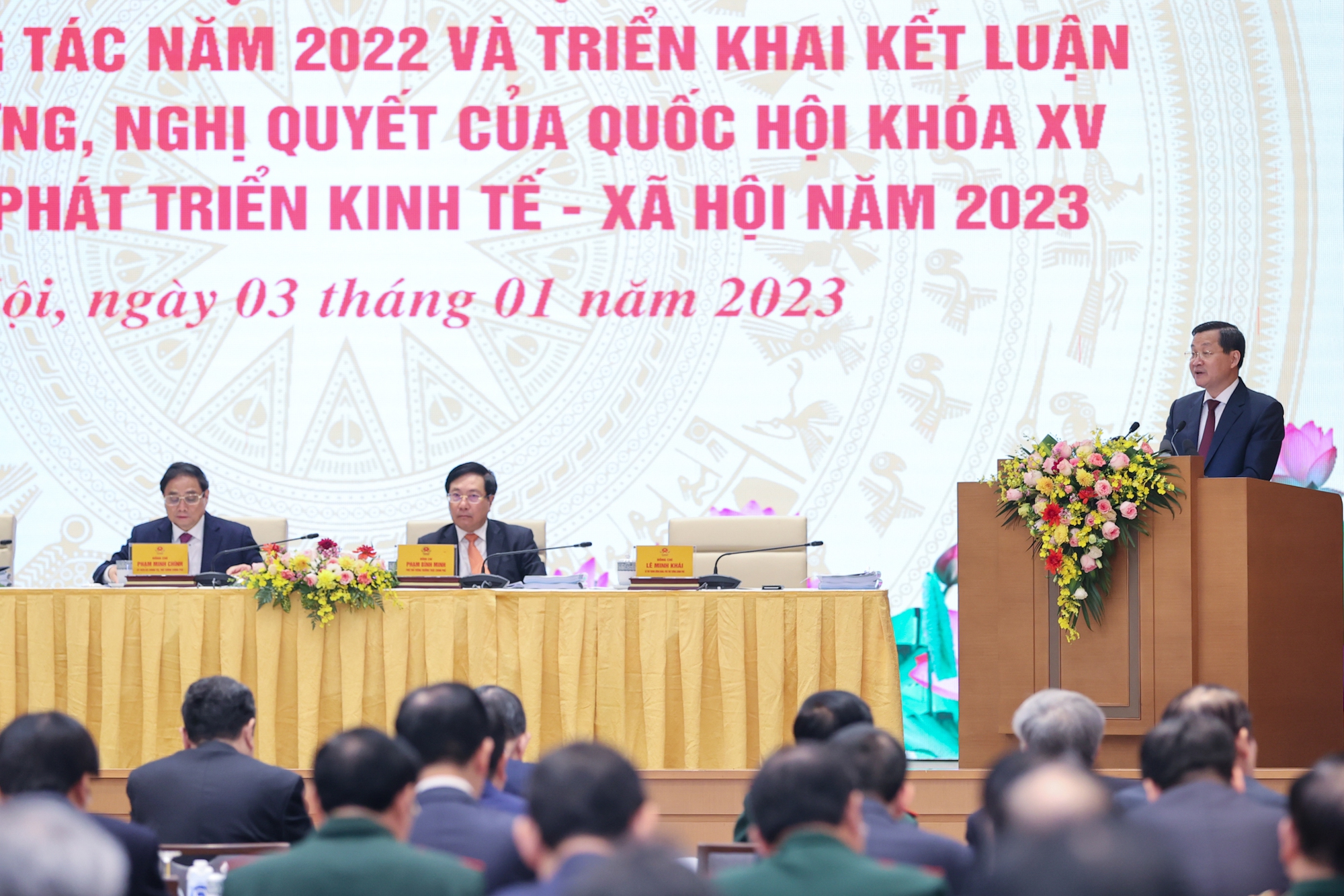 nhung-nhiem-vu-giai-phap-trong-diem-cho-nam-2023-113853_93.jpg Phó Thủ tướng Lê Minh Khái trình bày tóm tắt một số nội dung chính của dự thảo Nghị quyết của Chính phủ về nhiệm vụ, giải pháp chủ yếu thực hiện Kế hoạch phát triển KTXH và Dự toán ngân sách nhà nước và cải thiện môi trường kinh doanh, nâng cao năng lực cạnh tranh quốc gia năm 2023. Ảnh: VGP.