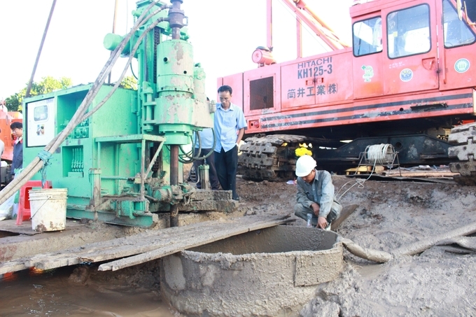 anh-1-093133_951.jpg Hệ thống khoan xoáy nước áp lực cao để tạo độ tơi đất được đưa vào hiện trường phục vụ công tác cứu nạn cứu hộ. Ảnh: L.L.