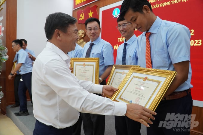 anh-2-202207_865.jpg Các cá nhân xuất sắc của Ban 10 vinh dự nhận bằng khen của Bộ NN-PTNT. Ảnh: Kim Anh.