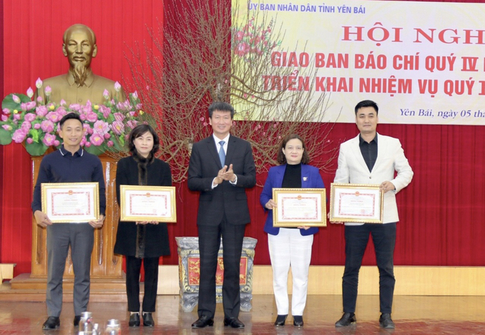 trao-thuong-baolaodong-172848_479.jpg Đại diện Báo Nông nghiệp Việt Nam (bên phải) cùng đại diện các tập thể nhận Bằng khen Chủ tịch UBND tỉnh Yên Bái Trần Huy Tuấn. Ảnh: Đức An.