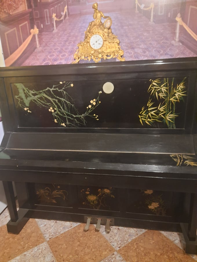 tuan-ca-sau-va-bao-tang-van-hoc-nghe-thuat-dong-duong-053812_607.jpg Chiếc Piano của Nam Phương Hoàng Hậu.