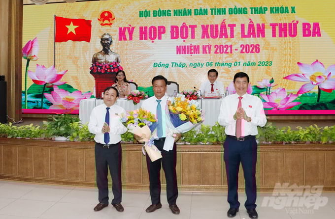 3147a988-e83b-4507-9ba4-054ae256c2fa-172157_873.jpg Chủ tịch Hội đồng nhân dân tỉnh Phan Văn Thắng (bên trái) và Chủ tịch UBND tỉnh Phạm Thiện Nghĩa tặng hoa chúc mừng ông Nguyễn Phước Thiện. Ảnh: Ánh Nguyệt.