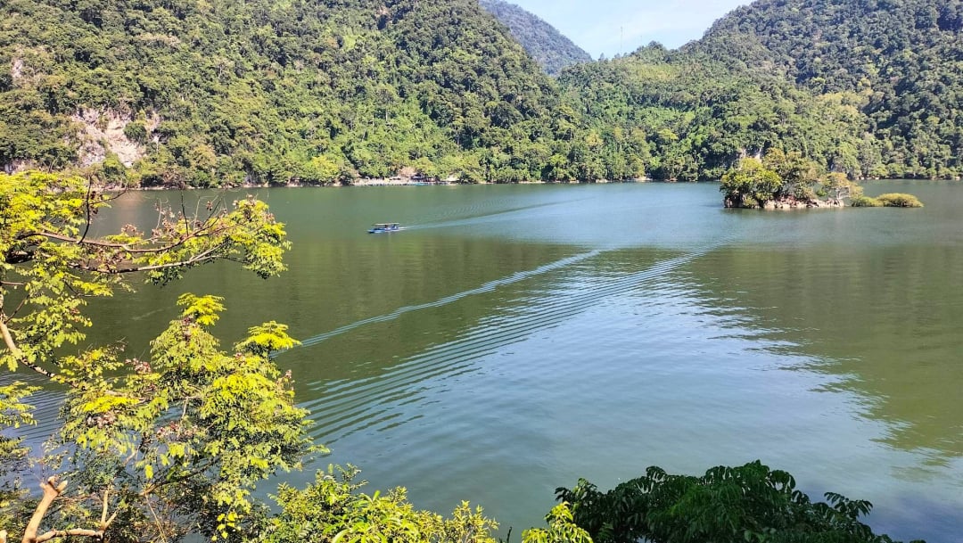 den-ho-ba-be-chiem-nguong-ve-dep-chon-than-tien-223252_20230109_897.jpg Hồ Ba Bể là hồ nước ngọt tự nhiên lớn nhất Việt Nam, năm 1995 đã được Hội nghị Hồ nước ngọt thế giới tổ chức tại Mỹ công nhận là một trong 20 hồ nước ngọt đặc biệt của thế giới cần được bảo vệ. Năm 2012, hồ Ba Bể được xếp hạng di tích quốc gia đặc biệt.