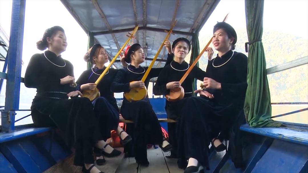 Xung quanh hồ Ba Bể là những bản làng của đồng bào dân tộc Tày với nhiều nét văn hóa, trong đó hát then, đàn tính là điểm nhấn đặc sắc. Tại đây, có nhiều đội văn nghệ sẵn sàng phục vụ du khách thưởng thức những làn điệu dân ca độc đáo.
