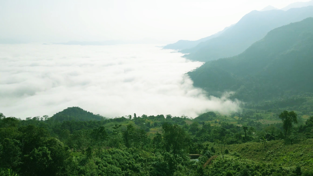 den-ho-ba-be-chiem-nguong-ve-dep-chon-than-tien-223525_20230109_260.jpg Từ hồ Ba Bể di chuyển khoảng 10km đến đỉnh núi Đồn Đèn, du khách có thể săn mây, ngắm cảnh núi non hùng vĩ vào mỗi buổi sáng sớm.