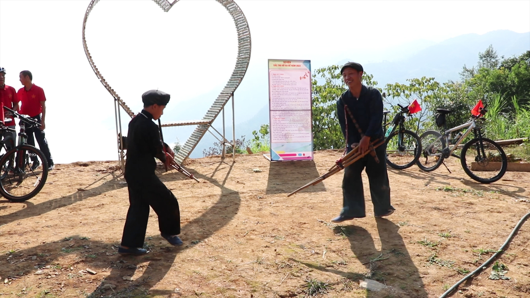 den-ho-ba-be-chiem-nguong-ve-dep-chon-than-tien-225830_20230109_155.jpg Điệu khèn của người Mông cũng là điểm nhấn đáng chú ý mỗi dịp có lễ hội ở vùng hồ Ba Bể.