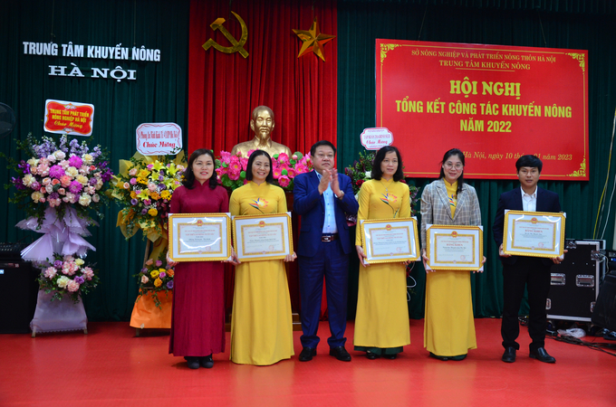 dsc_0164-223953_318.jpg Khen thưởng cho những cán bộ khuyến nông xuất sắc của Hà Nội. Ảnh: Dương Đình Tường.