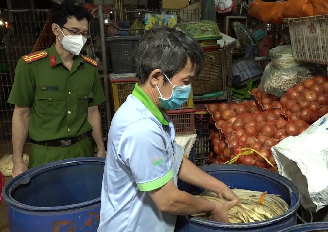 ngam-hoa-chat3-235049_915.jpg Ngó sen cũng được ngâm trong thùng hóa chất cáu bẩn. Ảnh: CTV.