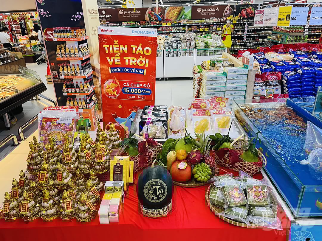 sieu-thi-172821_818.jpg Cá chép sống, chả cá tra hình cá chép được bày bán trong siêu thị.