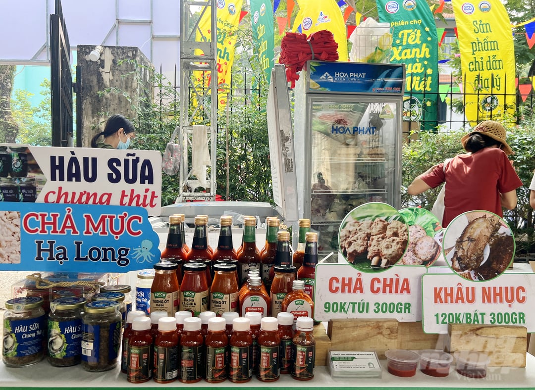 phien-cho-1-153845_24.jpg Chả mực Hạ Long, chả rươi Hải Phòng... vào Sài Gòn phục vụ người tiêu dùng dịp Tết. Ảnh: Nguyễn Thủy.