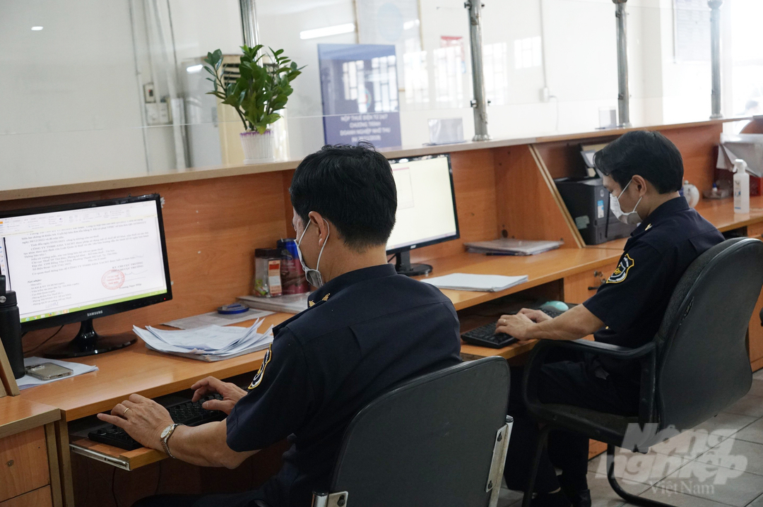 tao-thuan-loi-toi-da-cho-doanh-nghiep-xuat-nhap-khau-ngay-giap-tet-002210_405.jpg Khi áp dụng hệ thống khai báo hải quan một cửa, doanh nghiệp không phải đến trực tiếp để làm thủ tục nên mọi công việc thông quan được cán bộ hải quan tiếp nhận trên một cửa và làm thủ tục ngay, thời gian thông quan nhanh hơn rất nhiều so với trước đây. Ảnh: Nguyễn Thủy.