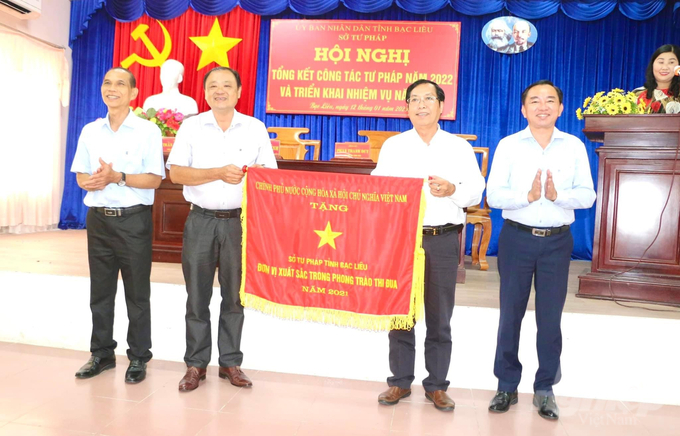 z4040223064133_5703b8931bac6b81a997f40344e51d5a-094816_562.jpg Ông Phan Thanh Duy, Phó chủ tịch UBND tỉnh Bạc Liêu thừa ủy quyền của Chính phủ trao tặng cờ thi đua của Chính phủ cho Sở Tư pháp tỉnh Bạc Liêu. Ảnh: TL.