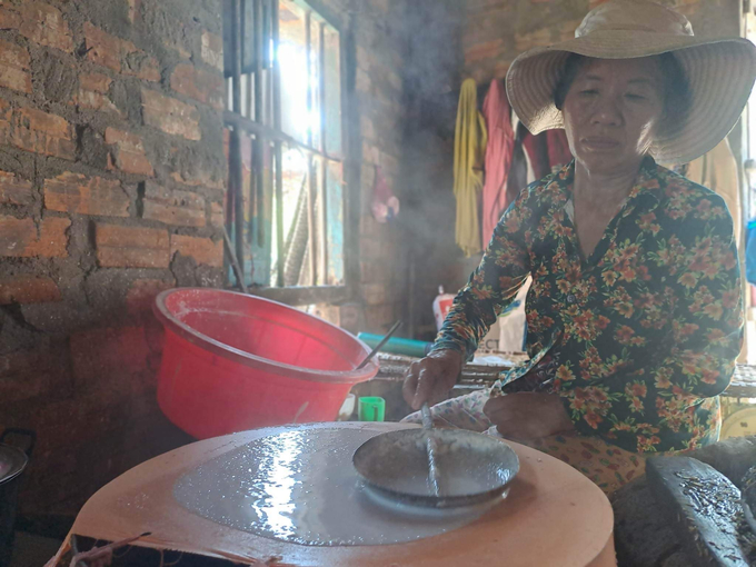 Bánh tráng dày dùng để nướng hiện chủ yếu do các lò tráng bánh thủ công sản xuất. Ảnh: V.Đ.T.
