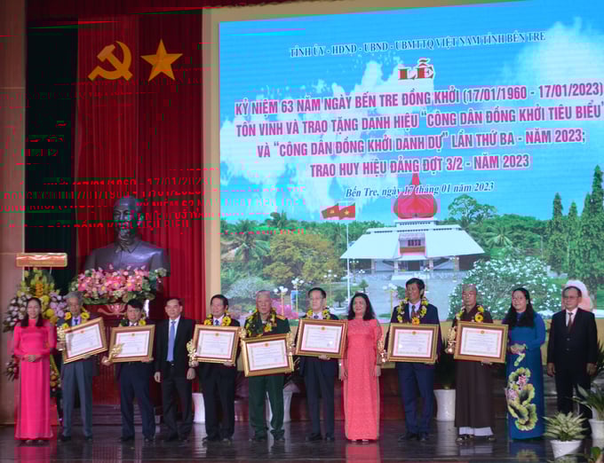 dsc_7991-100439_713.jpg Lãnh đạo tỉnh Bến Tre trao tặng danh hiệu Công dân Đồng Khởi lần 3 năm 2023. Ảnh: Minh Đảm.
