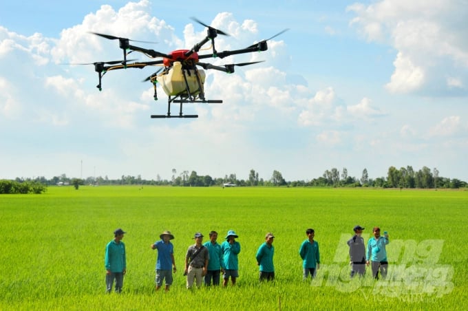 Tổ chức, cá nhân cung cấp và vận hành UAV được cấp phép sử dụng thiết bị bay theo quy định; được tập huấn sử dụng an toàn thuốc BVTV. Ảnh: TL.