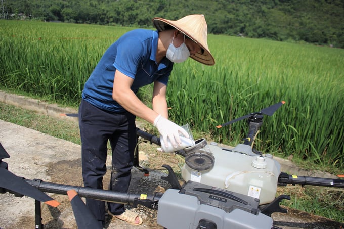 Thiết bị UAV được sử dụng mục đích phun, rải thuốc BVTV là các thiết bị phải có thông số kỹ thuật, hướng dẫn vận hành rõ ràng của nhà sản xuất và đã được cấp phép dùng là thiết bị bay để phun thuốc BVTV. Ảnh: Trung Quân.