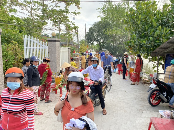 anh-1-092123_978.jpg Với người dân vùng sông nước, chợ Tết miền Tây chính là dịp để mua sắm đồ Tết cho gia đình và người thân, cho mâm cơm và tiệc đãi khách ngày xuân. Đó còn là văn hóa, phong tục từ xa xưa được ông bà truyền lại cho con cháu.