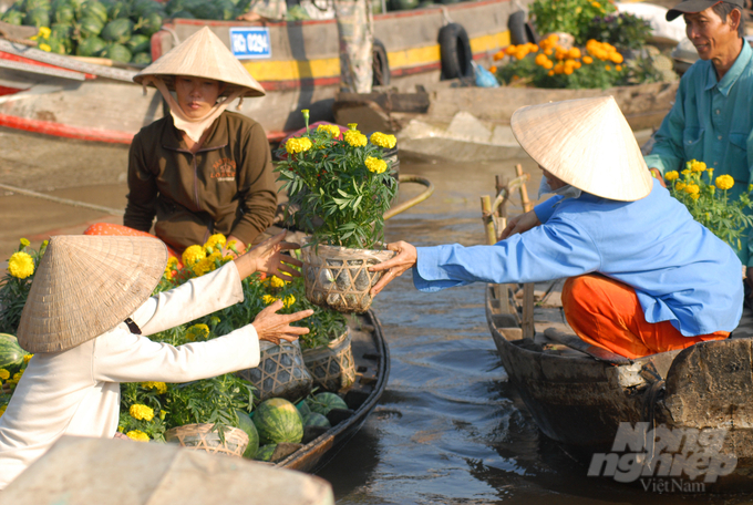 anh-11-092226_649.jpg Nổi bật nhất là chợ hoa, chợ trái cây 'trên bến dưới thuyền' nhóm họp một lần vào khoảng thời gian hai tuần trước Tết Nguyên đán. Hoa quả đủ chủng loại từ các làng trồng hoa đua nhau về chợ Tết trên những chiếc ghe xuồng làm nên nét đặc trưng của chợ Tết quê, nơi họp mặt của những vật phẩm dân dã, cây nhà lá vườn.
