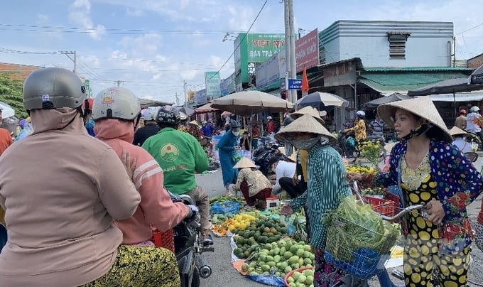 cq-171332_549.jpg Chiều 30 Tết tại chợ Ngã Sáu, huyện Châu Thành, tỉnh Hậu Giang, còn đông đúc người dân đi chợ để mua rau củ về dự trữ dùng 3 ngày Tết. Ảnh: Hồ Thảo.