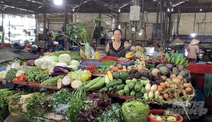 Một số loại rau củ tăng gấp đôi so với ngày thường. Ảnh: Hồ Thảo.