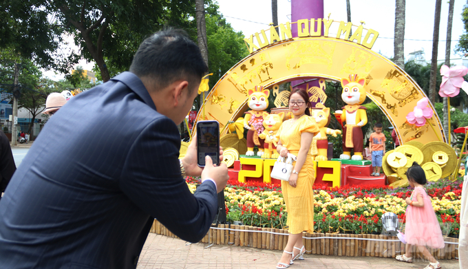 h10-202708_124.jpg Anh Nguyễn Thành Chung (ngụ huyện Cư M'gar) cung vợ lên TP Buôn Ma Thuột chúc Tết cho người thân tranh thủ đến đường hoa chụp ảnh. Anh Chung cho biết, đây là lần thứ 2 đưa vợ đến đường hoa chụp ảnh mới mong muốn lưu lại kỷ niệm trong ngày Tết.