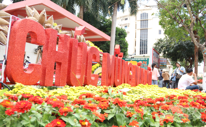 h5-202808_584.jpg Đường hoa Buôn Ma Thuột được trang trí từ hàng trăm loại hoa khác nhau. Đây là lần thứ 10 TP Buôn Ma Thuột dựng đường hoa để phục vụ người dân địa phương đến tham quan, chụp hình.