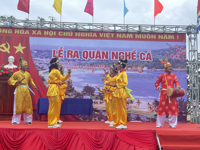 1-152138_918.jpg Những tiết mục văn nghệ dân gian mang đậm nét văn hóa truyền thống của ngư dân Sa Huỳnh được tổ chức tại lễ hội. Ảnh: N.H.